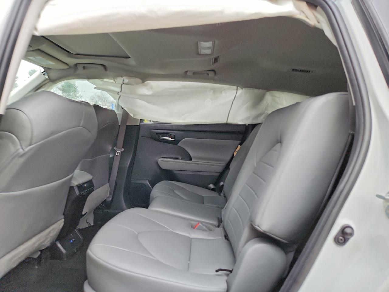 2022 TOYOTA HIGHLANDER XLE photo 21