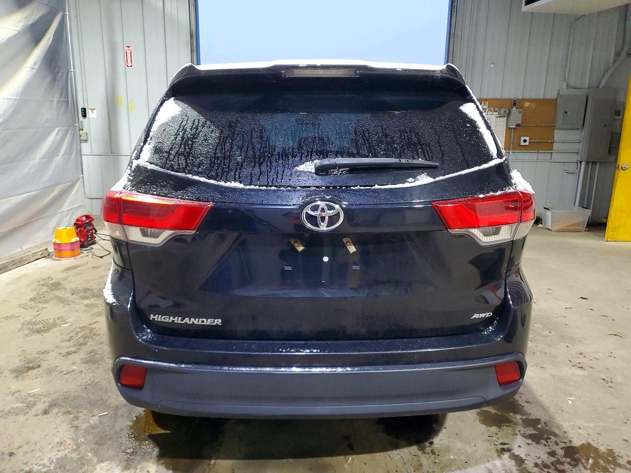 2018 TOYOTA HIGHLANDER LE photo 16