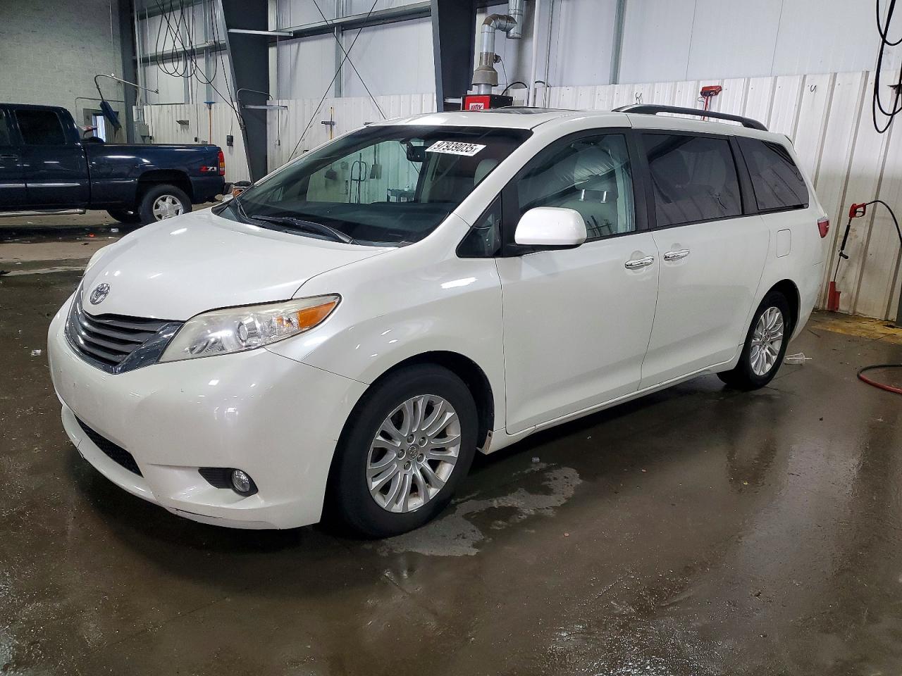 2016 TOYOTA SIENNA
