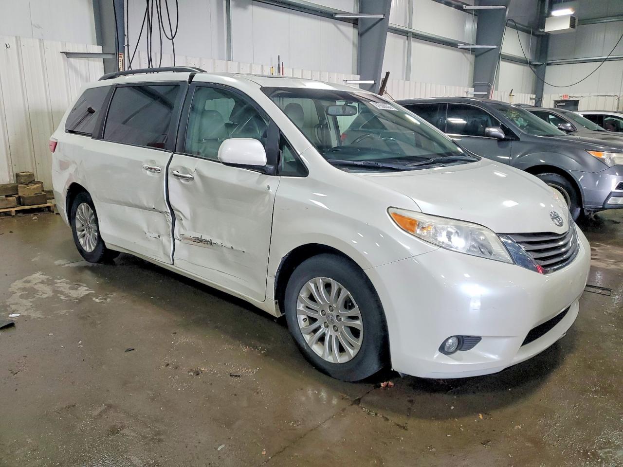 2016 TOYOTA SIENNA XLE 8-PASSENGER photo 4