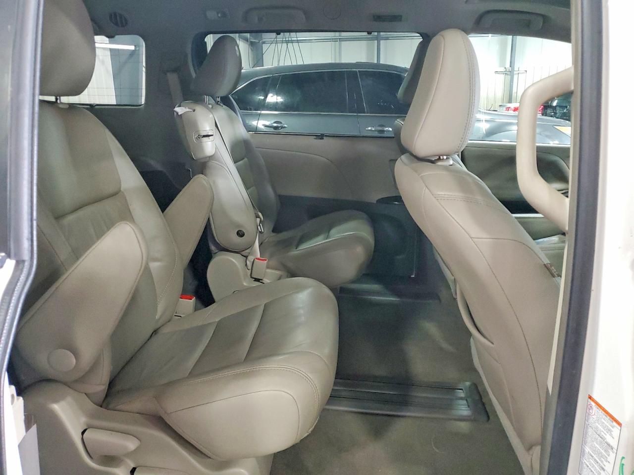 2016 TOYOTA SIENNA XLE 8-PASSENGER photo 11