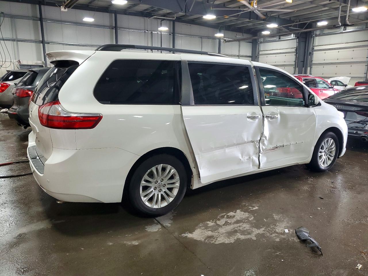 2016 TOYOTA SIENNA XLE 8-PASSENGER photo 3
