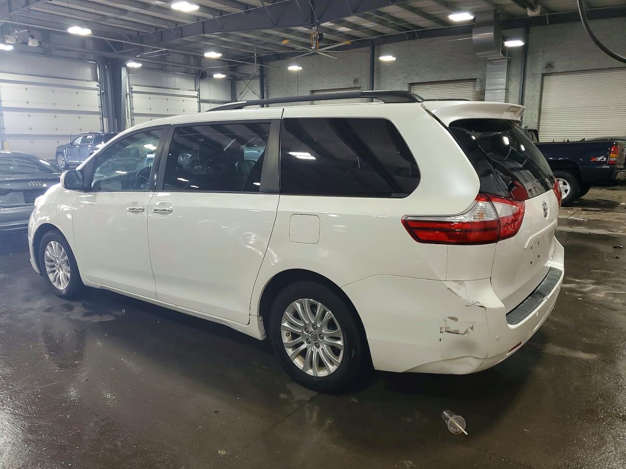 2016 TOYOTA SIENNA XLE 8-PASSENGER photo 2