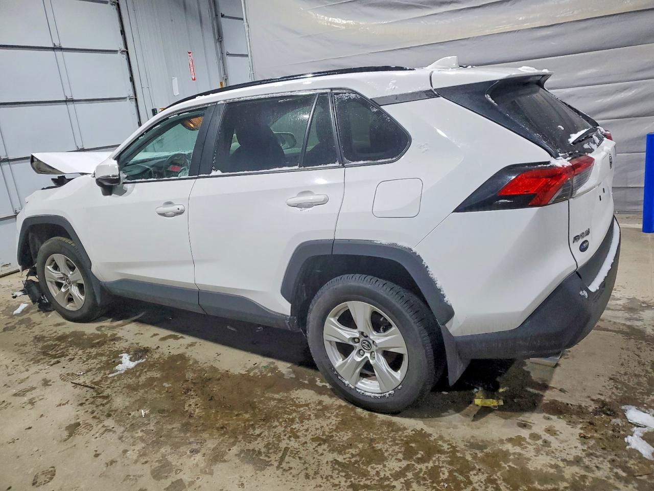 2021 TOYOTA RAV4 XLE photo 2