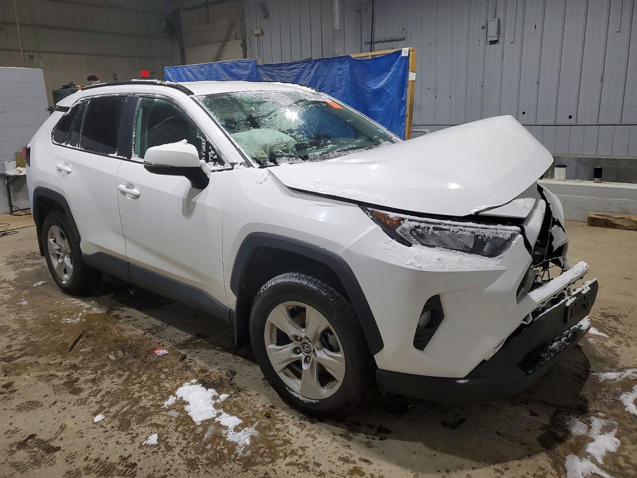 2021 TOYOTA RAV4 XLE photo 4