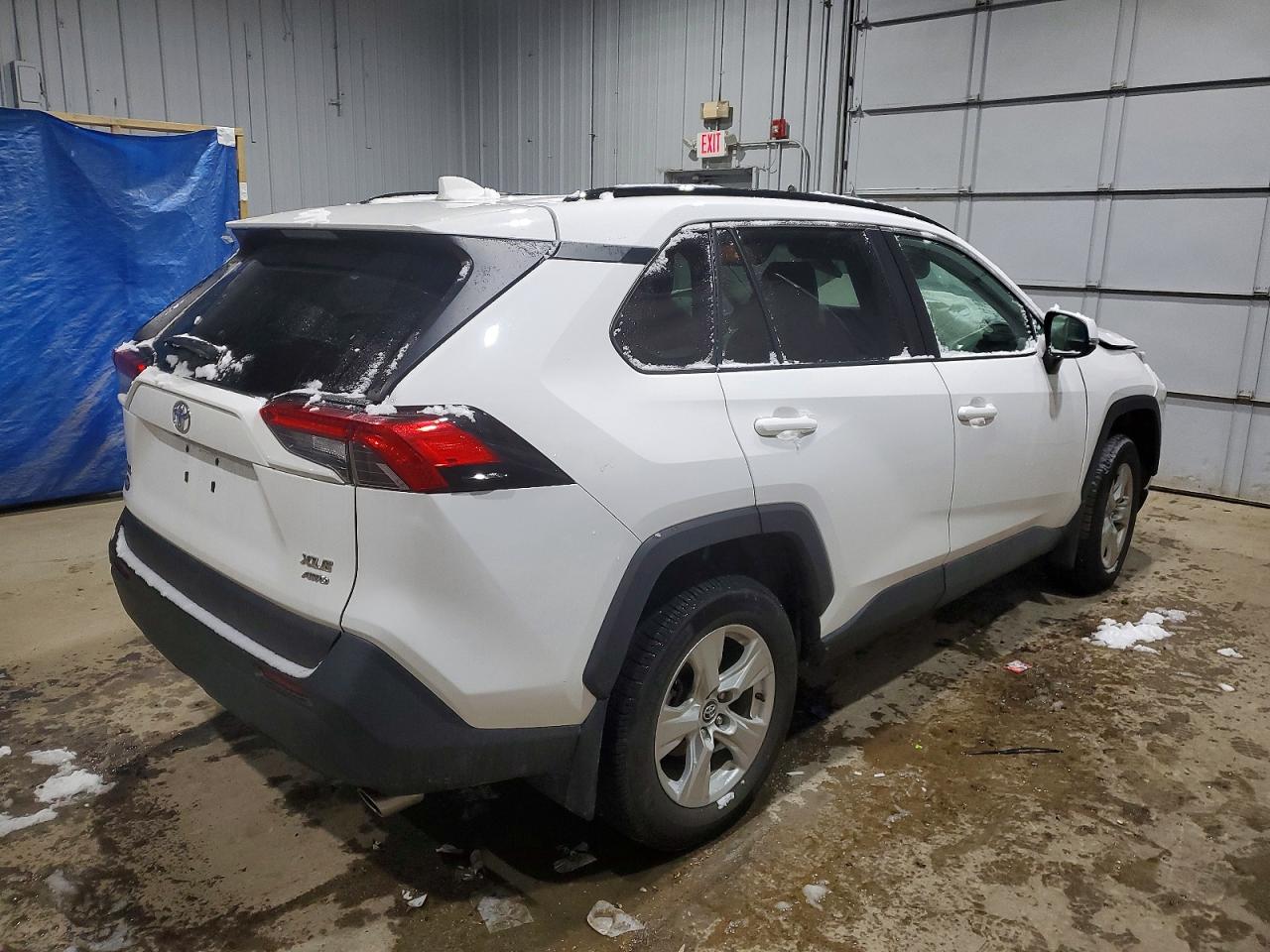 2021 TOYOTA RAV4 XLE photo 3