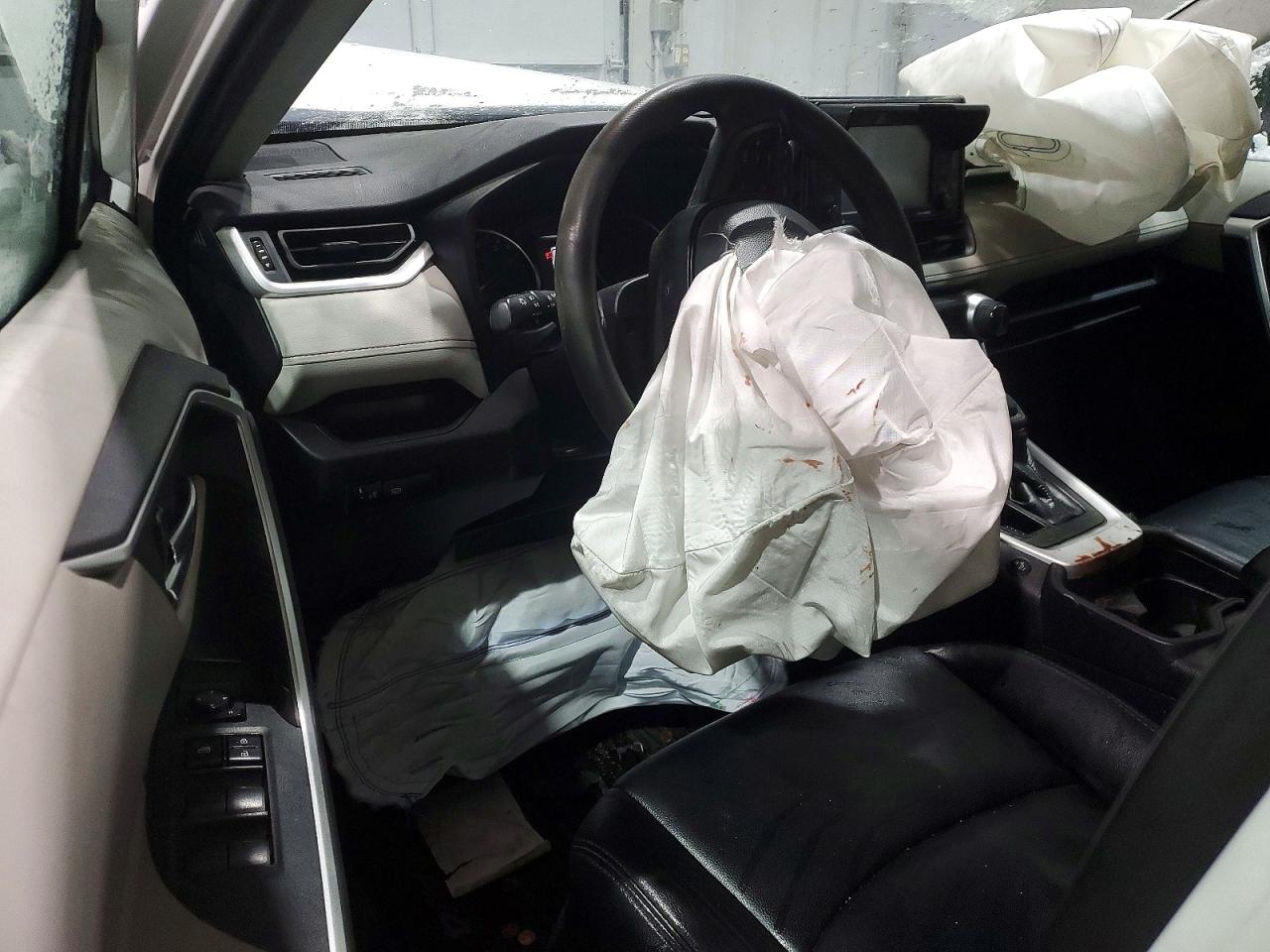 2021 TOYOTA RAV4 XLE photo 8