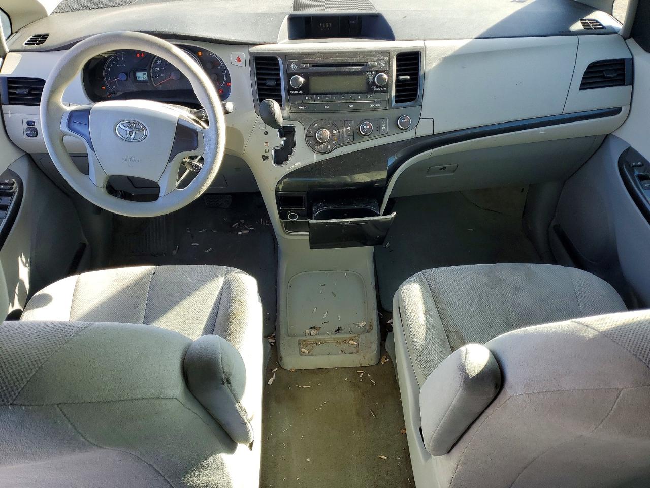 2013 TOYOTA SIENNA photo 15