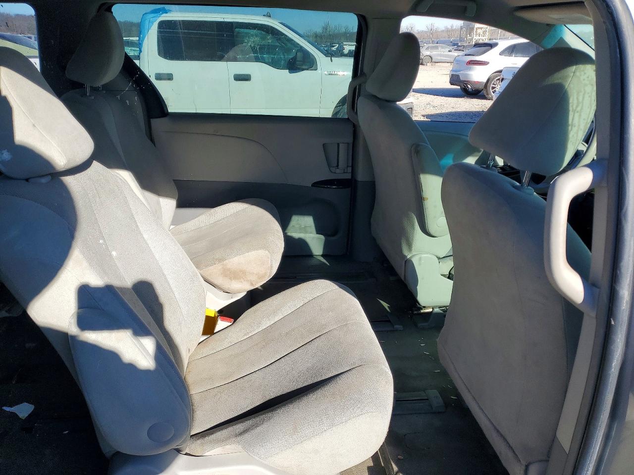 2013 TOYOTA SIENNA photo 19