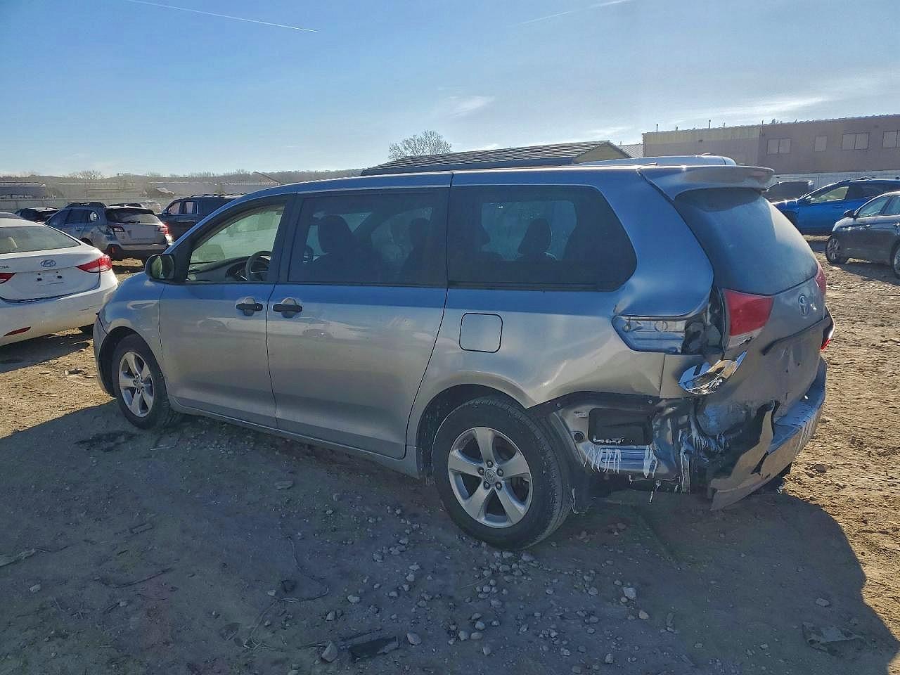 2013 TOYOTA SIENNA photo 3
