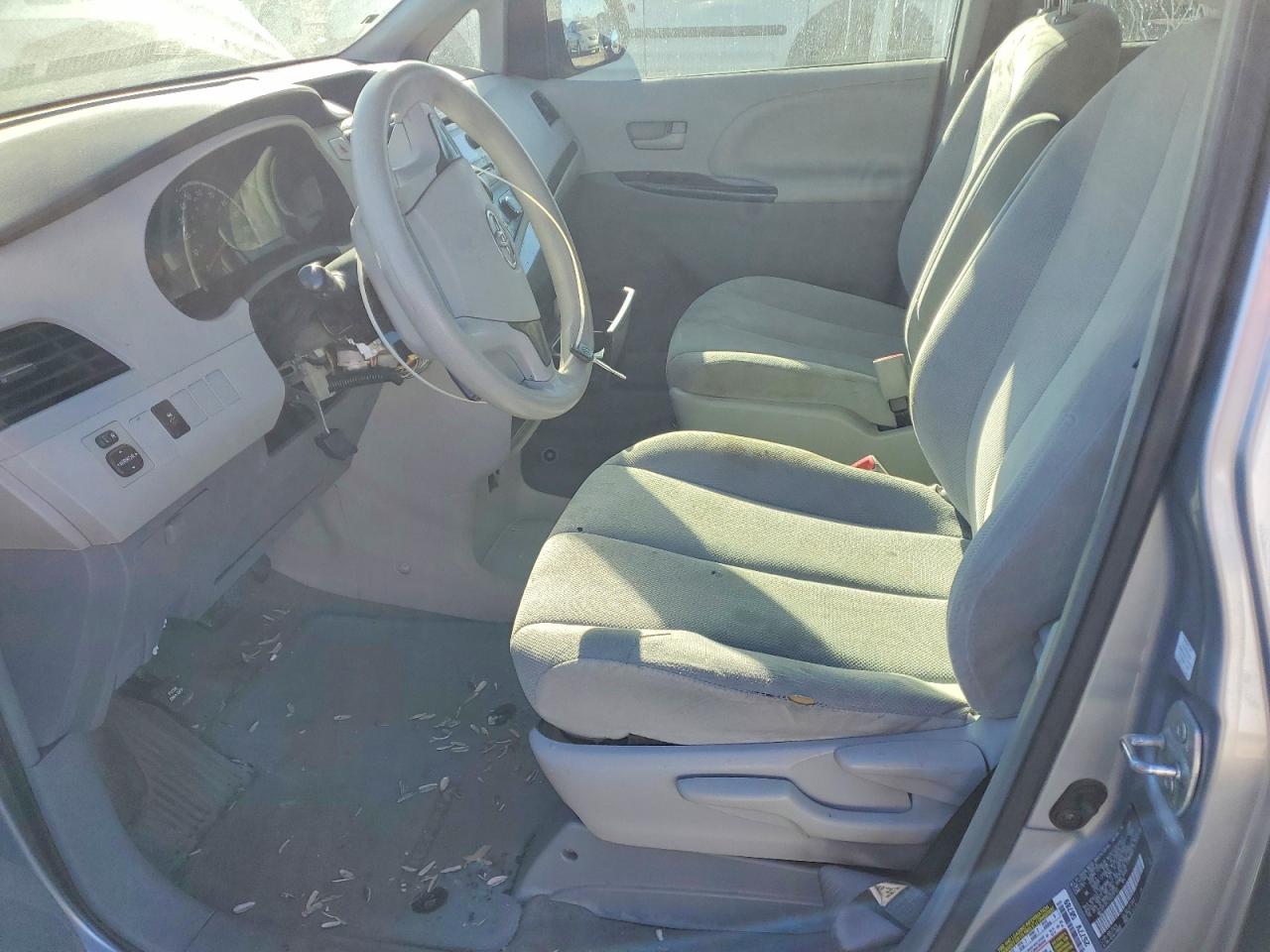2013 TOYOTA SIENNA photo 13