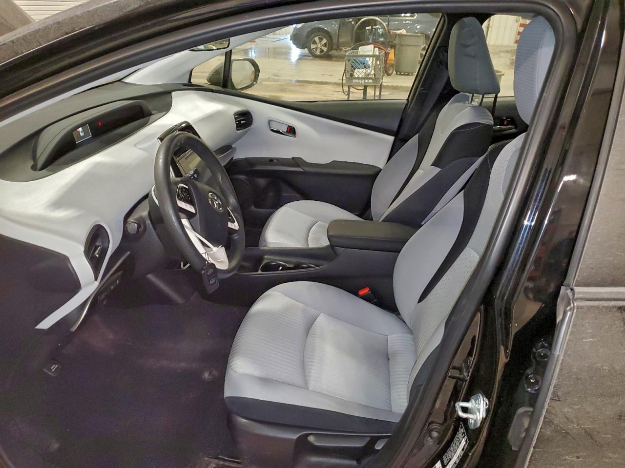 2017 TOYOTA PRIUS photo 7