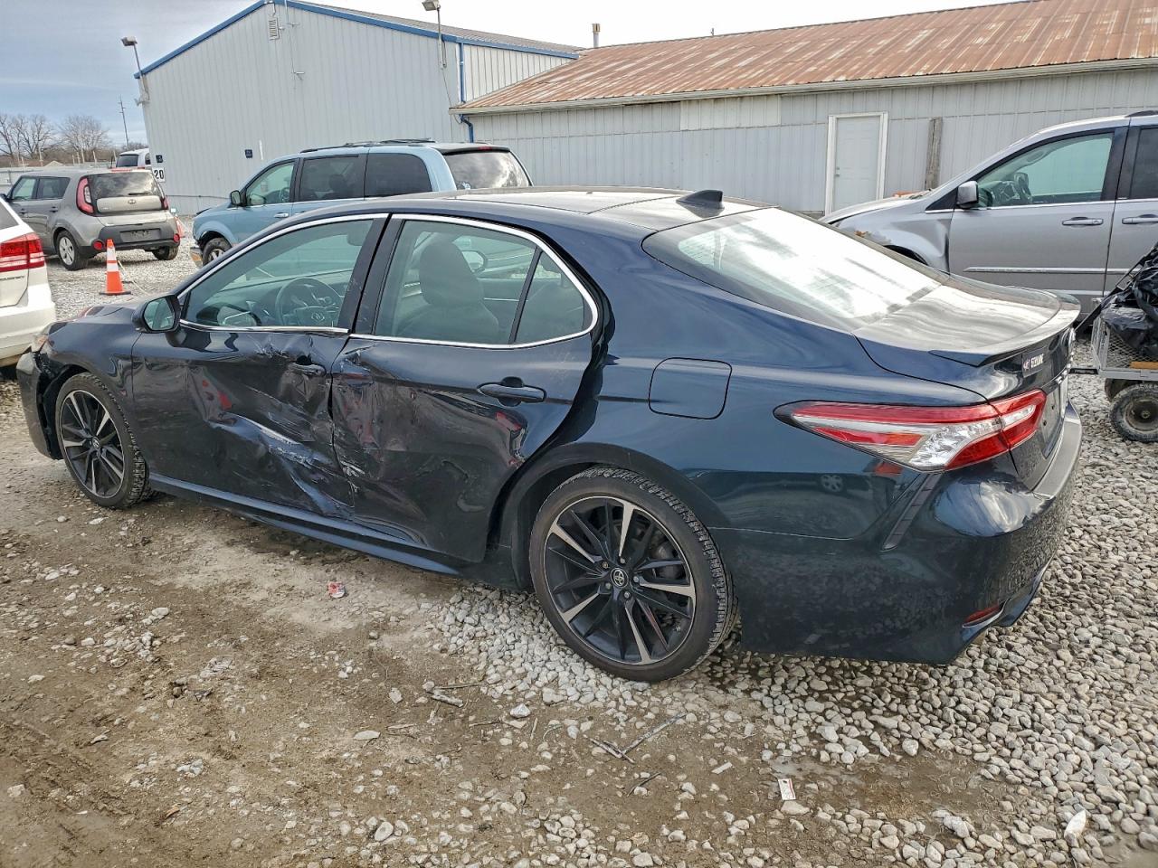 2018 TOYOTA CAMRY XSE photo 3