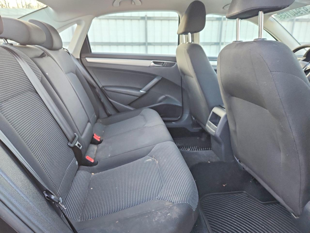 2017 VOLKSWAGEN PASSAT S photo 19