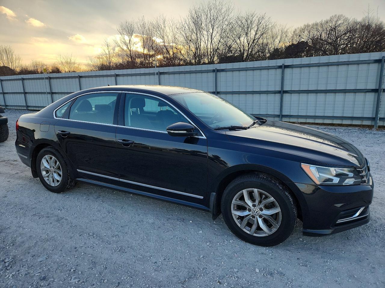 2017 VOLKSWAGEN PASSAT S photo 7