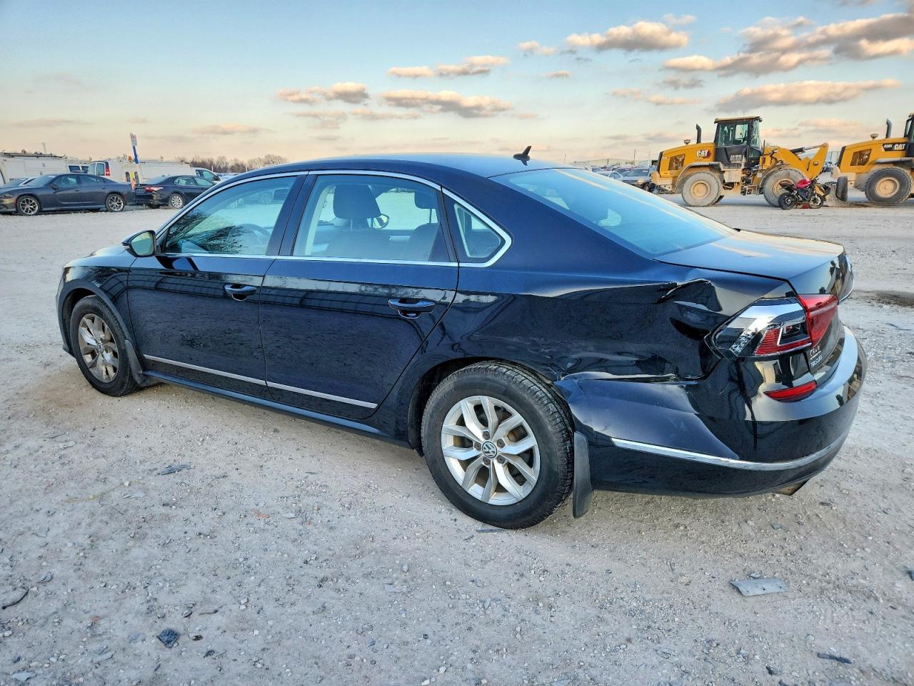 2017 VOLKSWAGEN PASSAT S photo 3