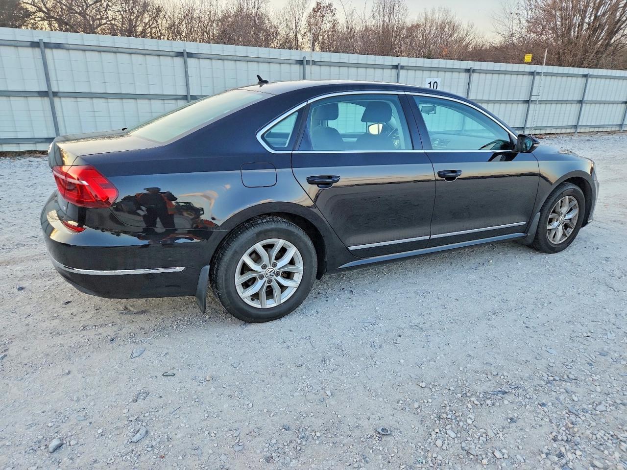 2017 VOLKSWAGEN PASSAT S photo 5