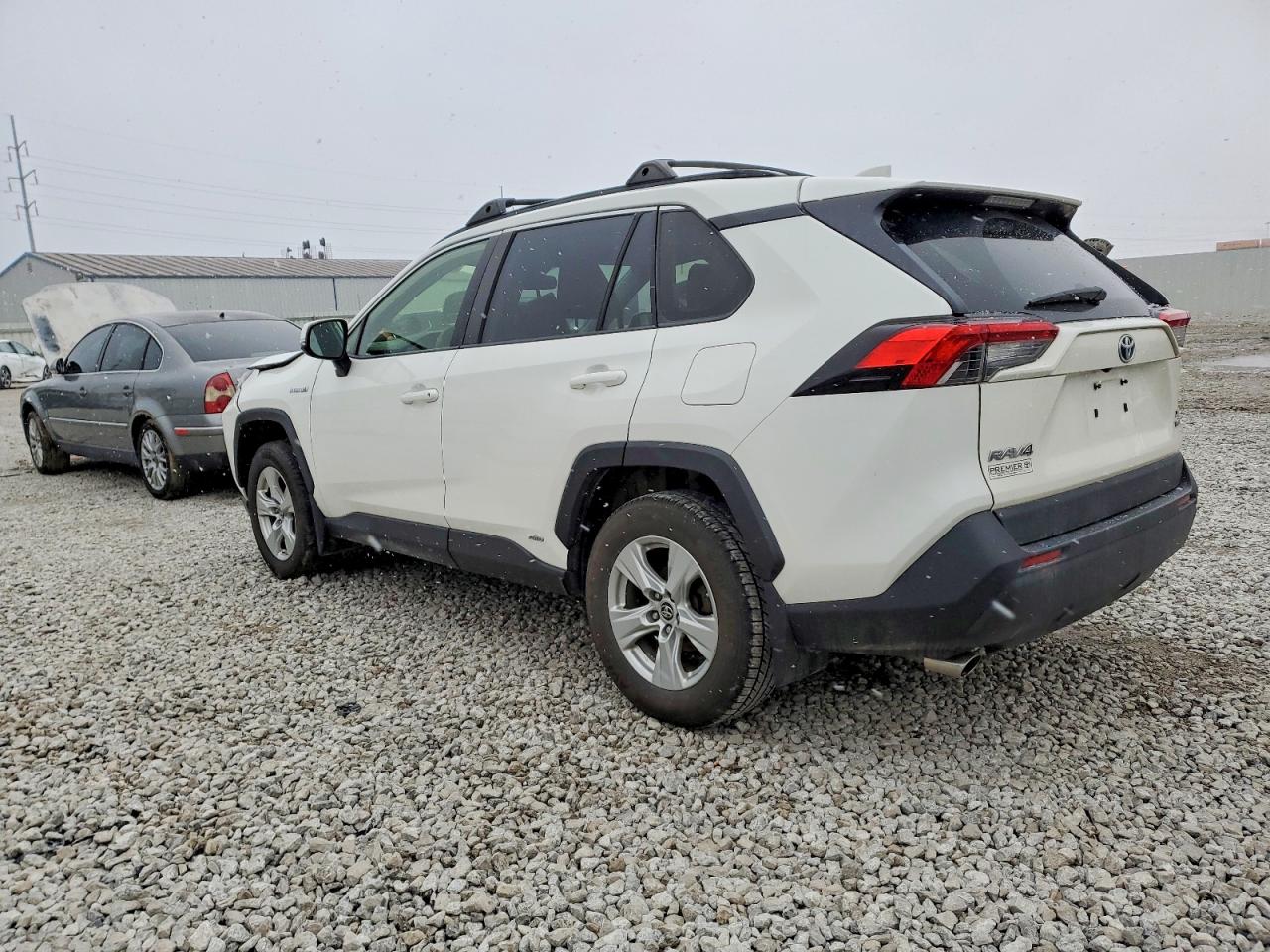 2019 TOYOTA RAV4 XLE photo 2