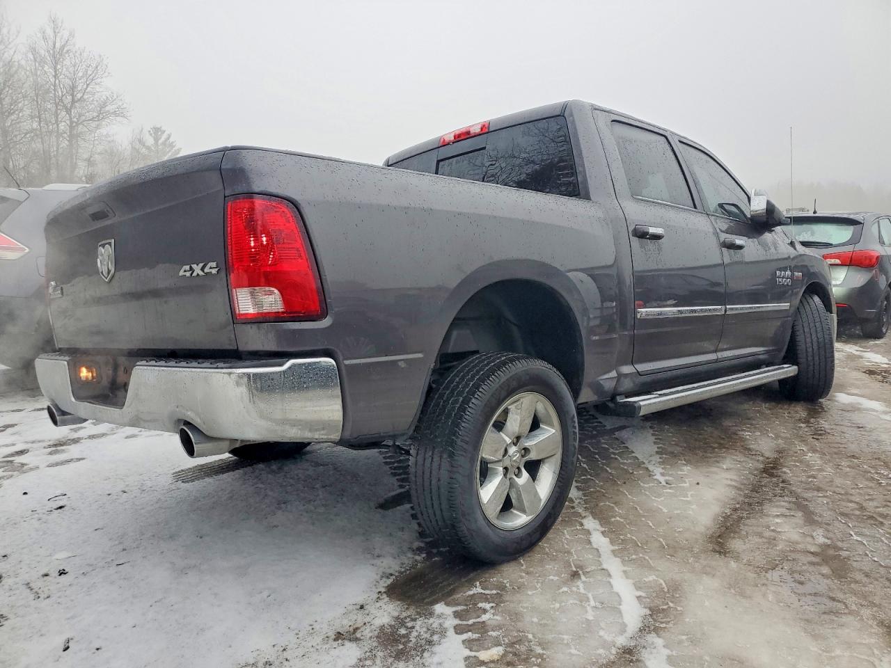 2016 RAM 1500 SLT photo 3