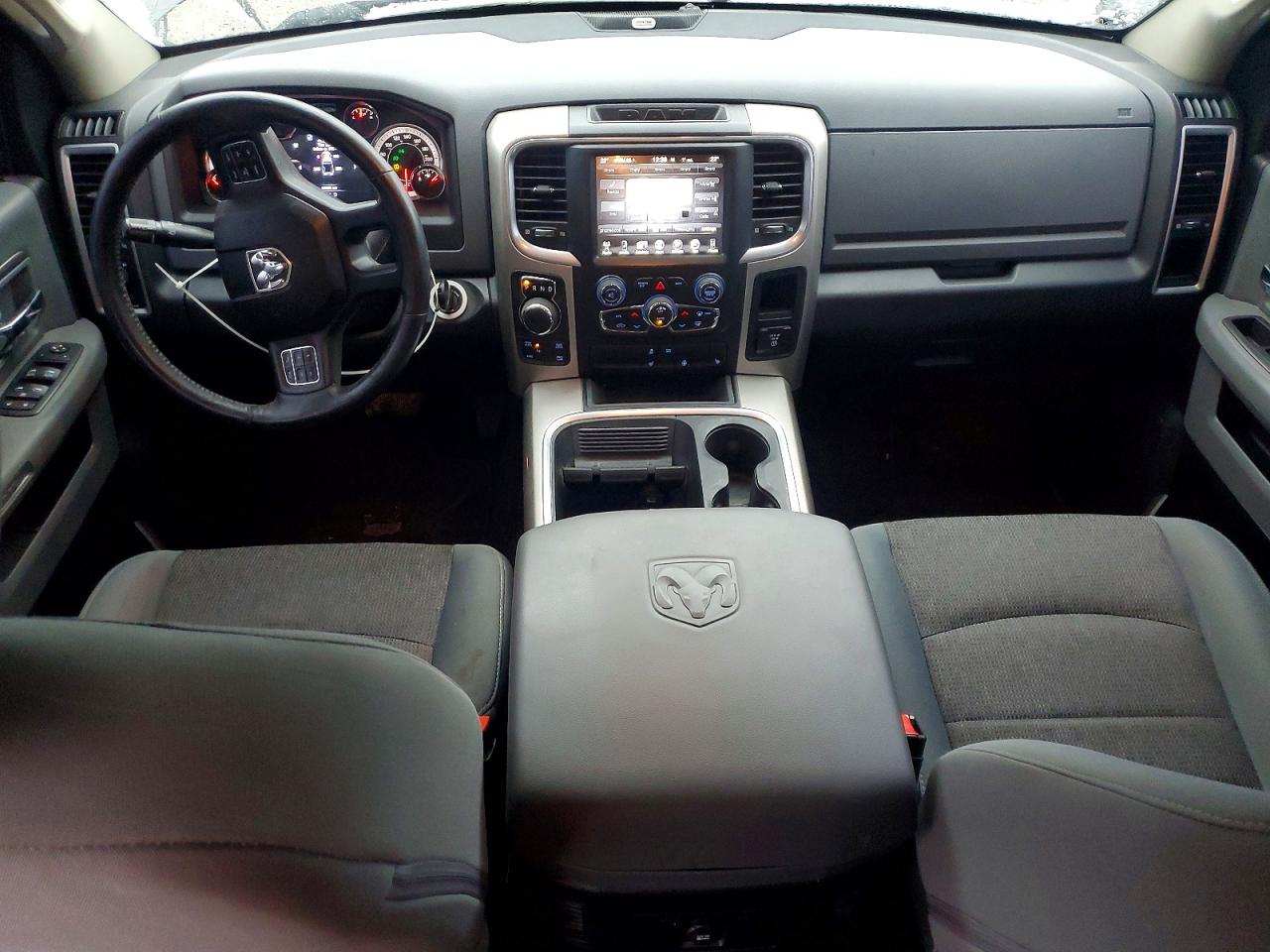 2016 RAM 1500 SLT photo 8