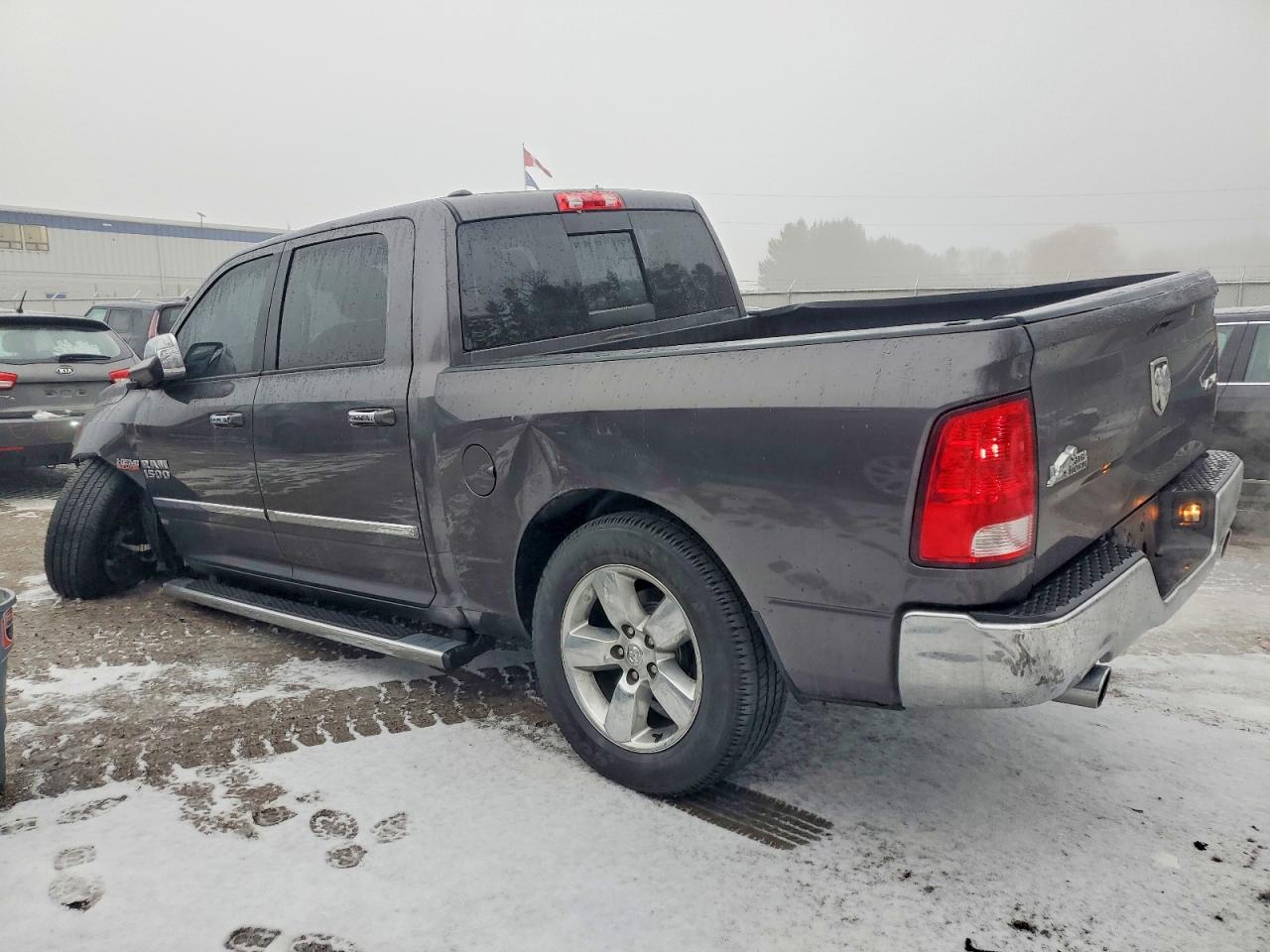 2016 RAM 1500 SLT photo 2