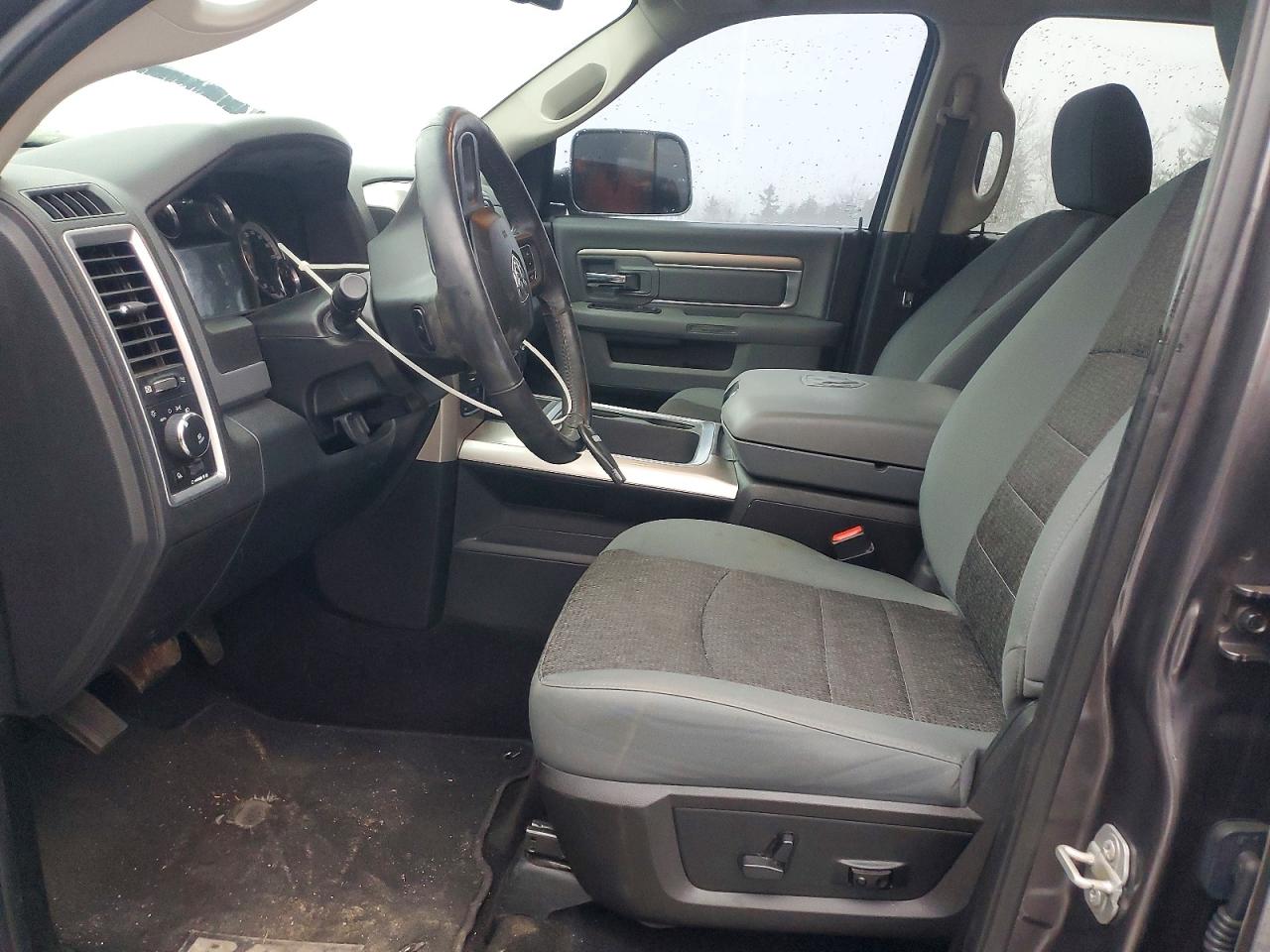 2016 RAM 1500 SLT photo 7