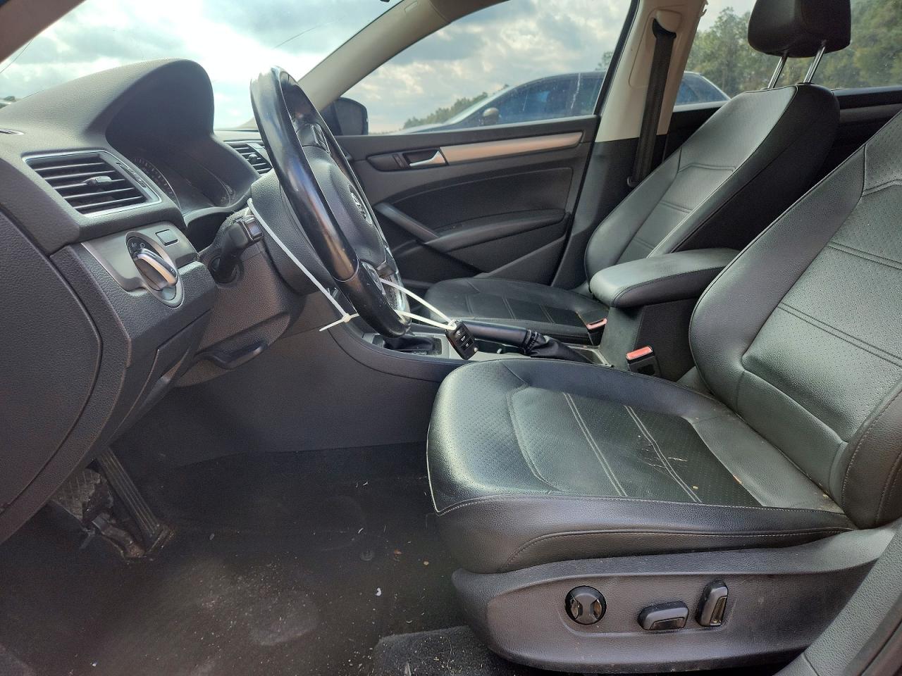 2015 VOLKSWAGEN PASSAT SE photo 13