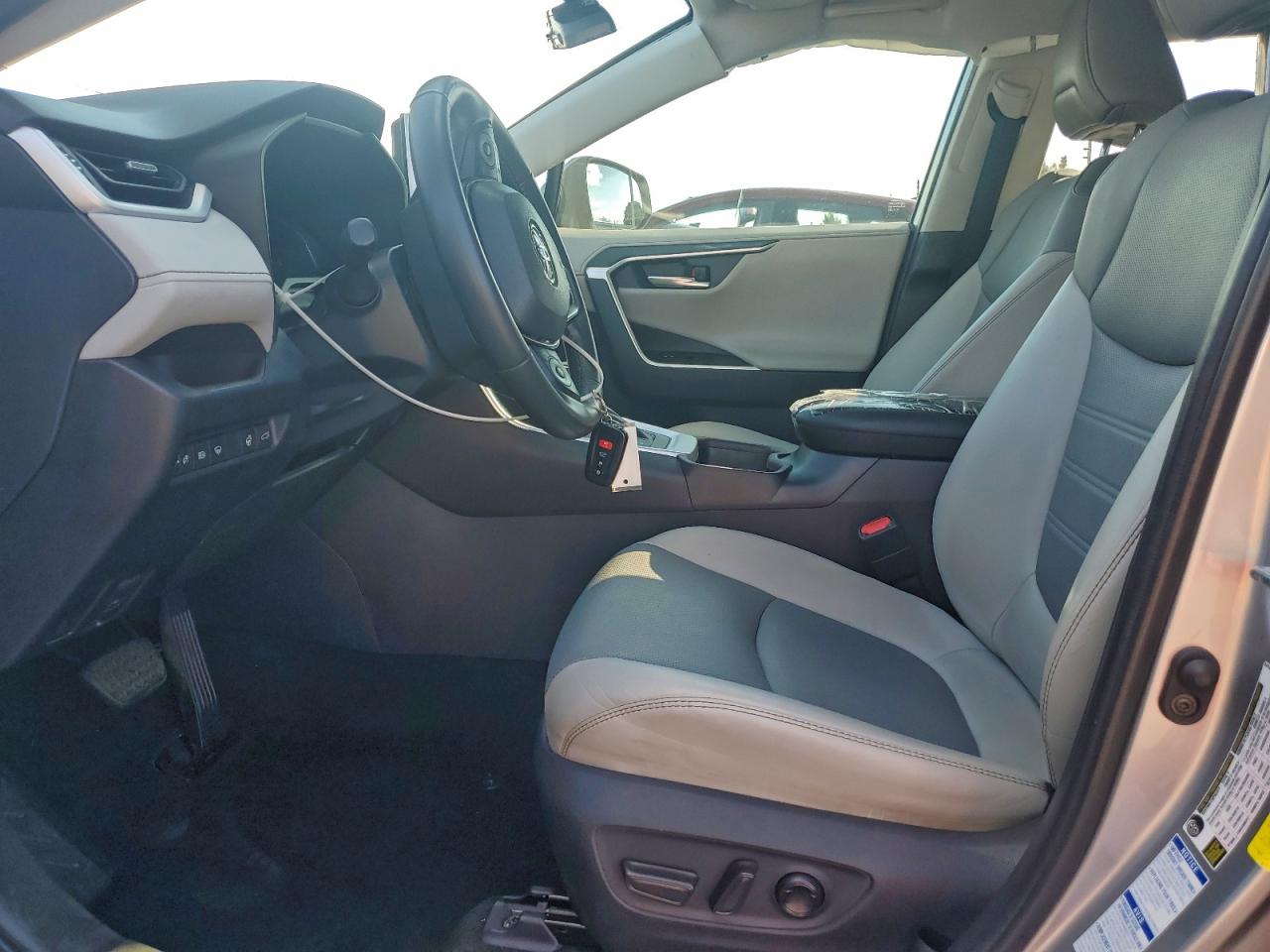2019 TOYOTA RAV4 LIMITED photo 13