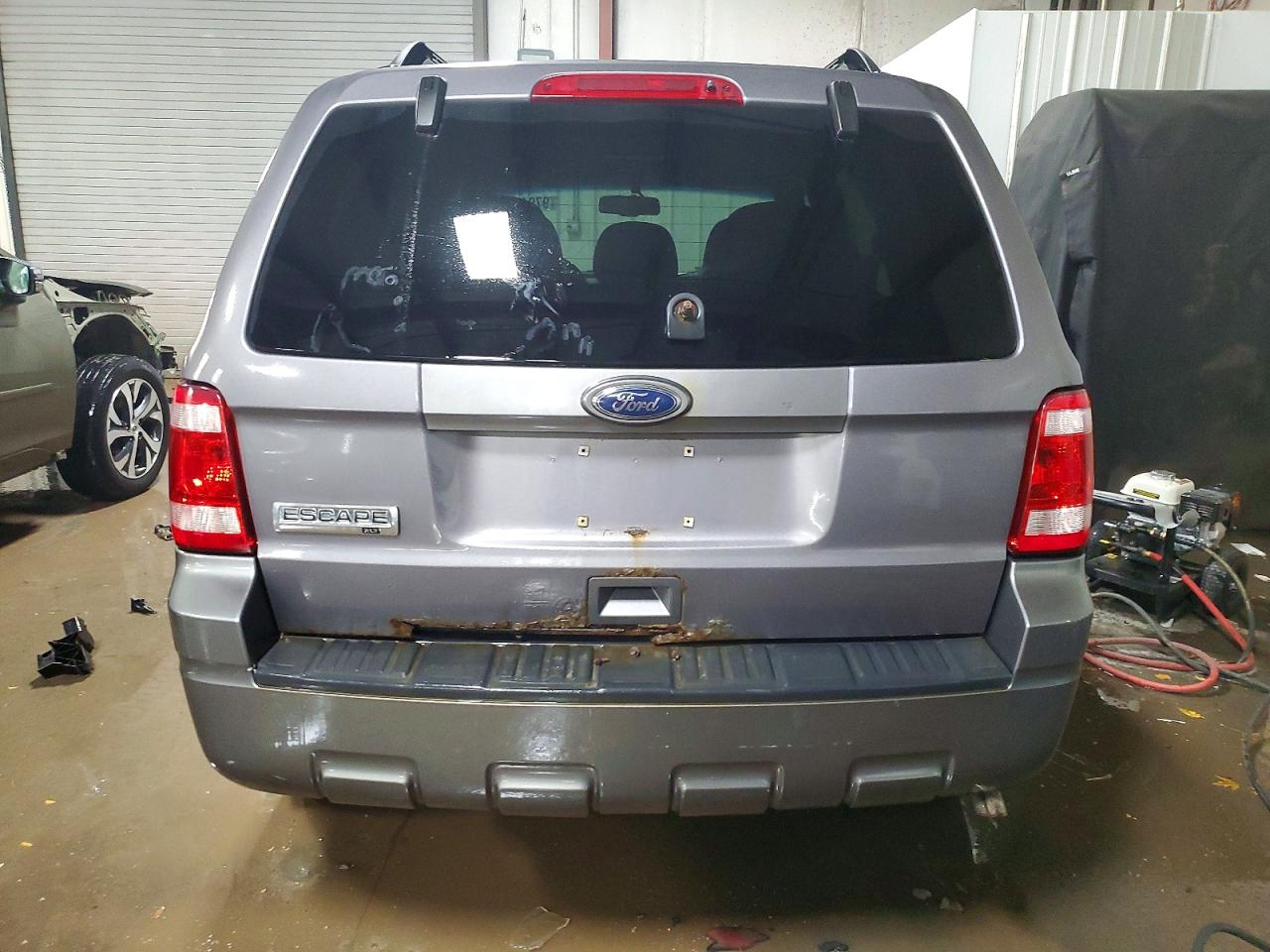 2010 FORD ESCAPE XLT photo 6