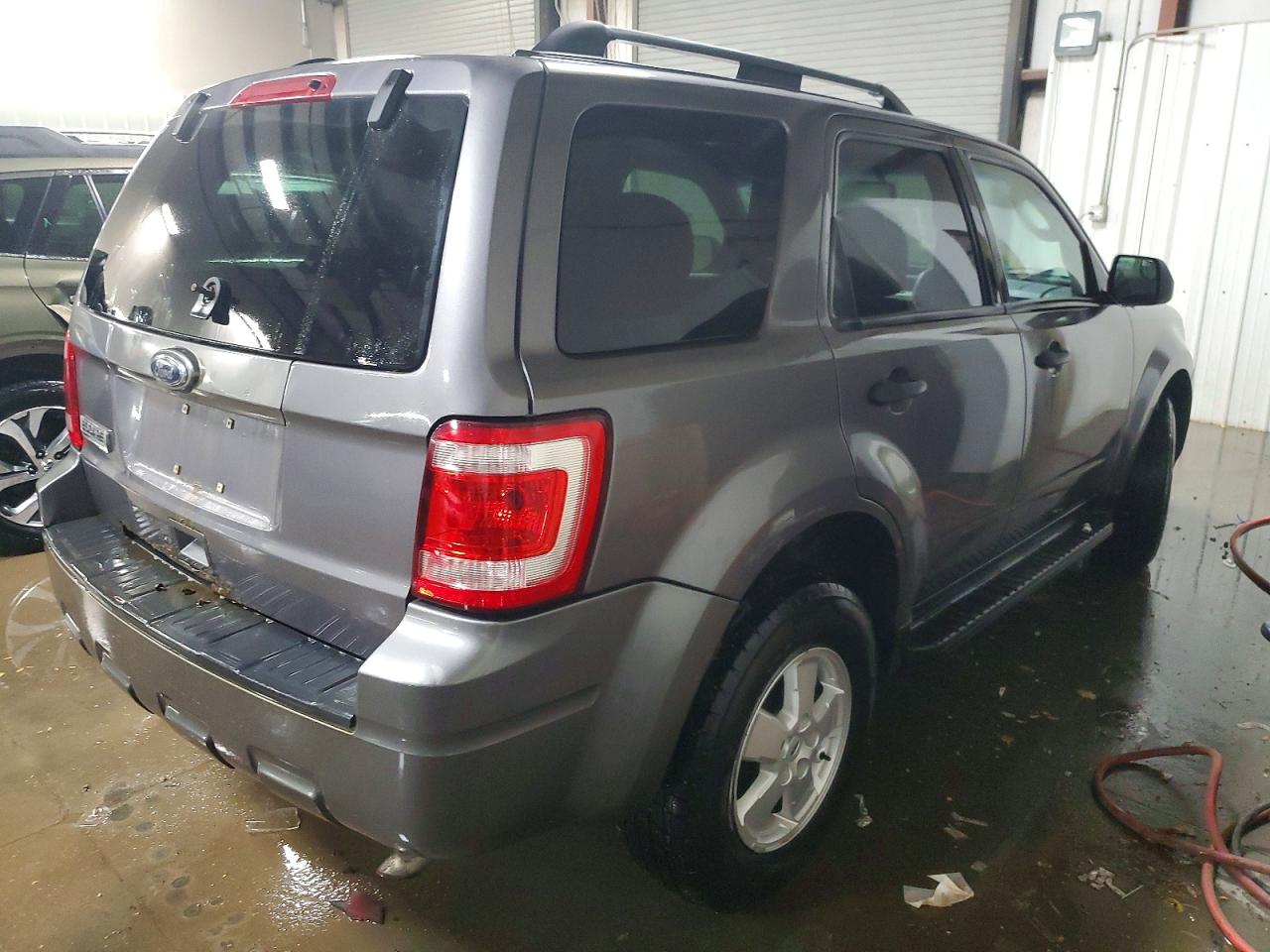 2010 FORD ESCAPE XLT photo 3