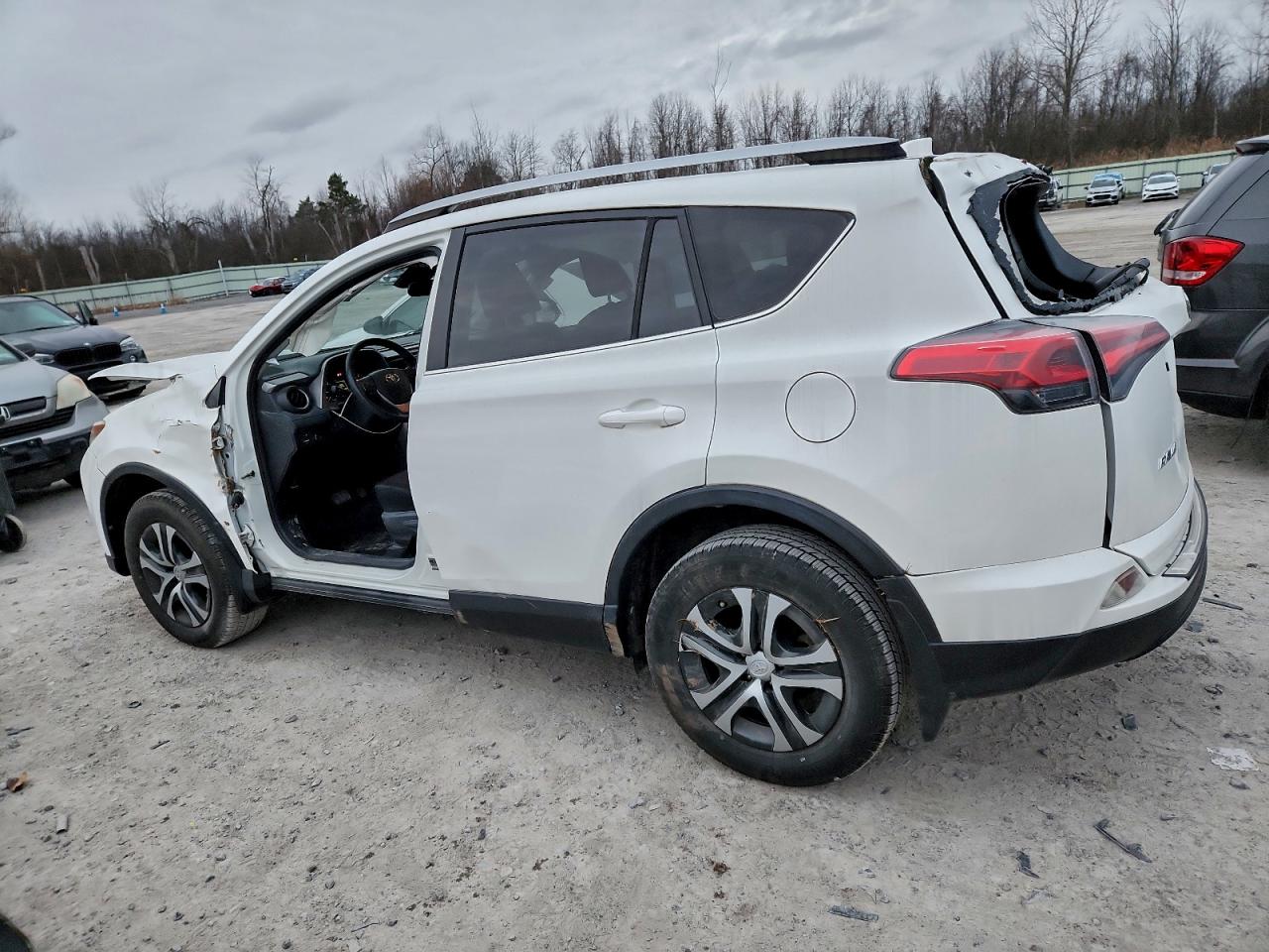 2017 TOYOTA RAV4 LE photo 4