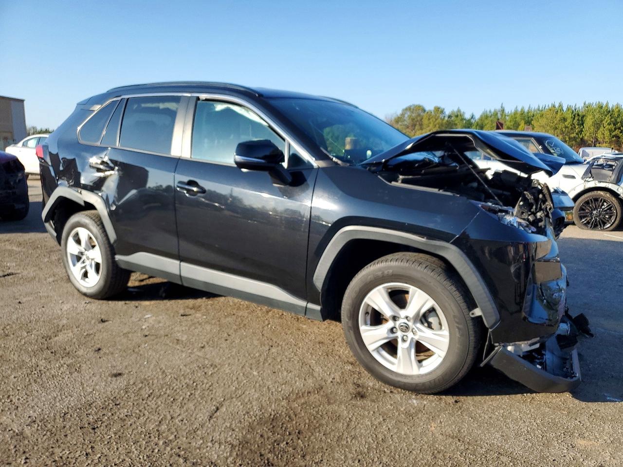 2021 TOYOTA RAV4 XLE photo 4