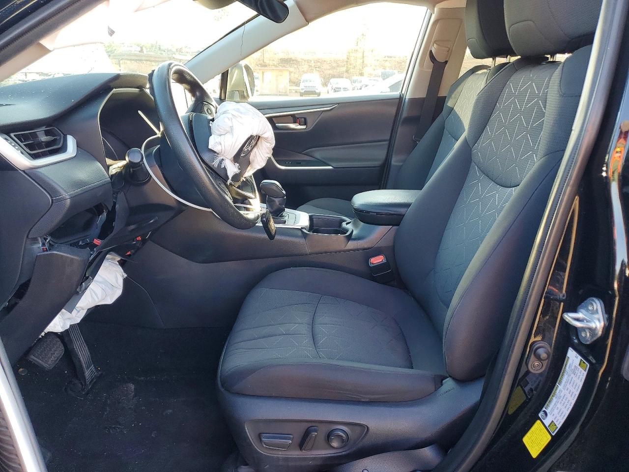 2021 TOYOTA RAV4 XLE photo 7