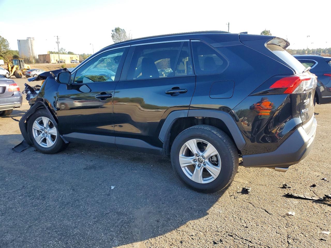 2021 TOYOTA RAV4 XLE photo 2