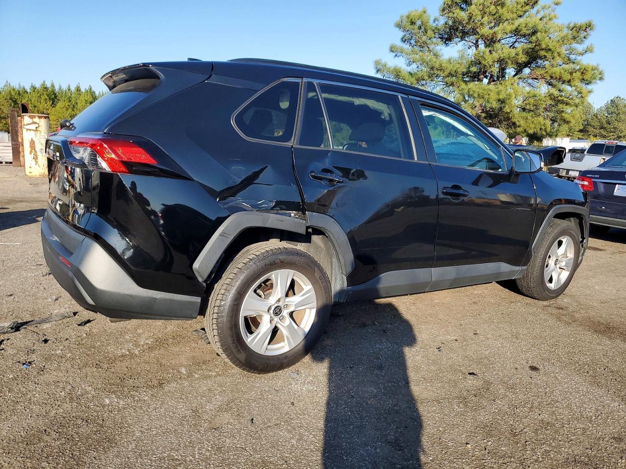 2021 TOYOTA RAV4 XLE photo 3