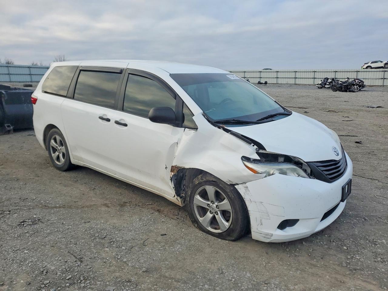 2015 TOYOTA SIENNA photo 7