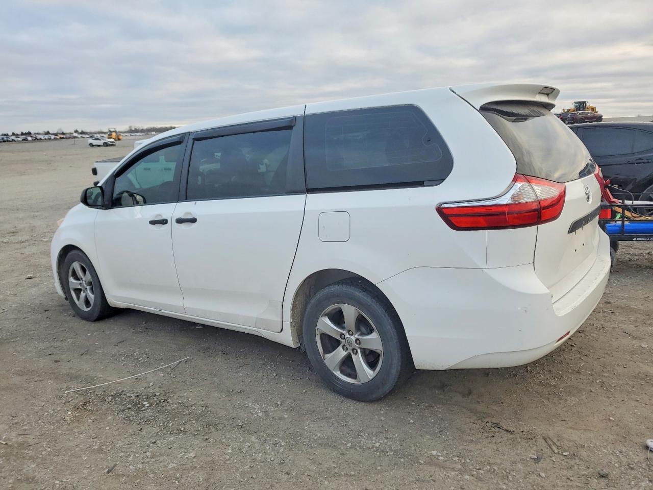 2015 TOYOTA SIENNA photo 3
