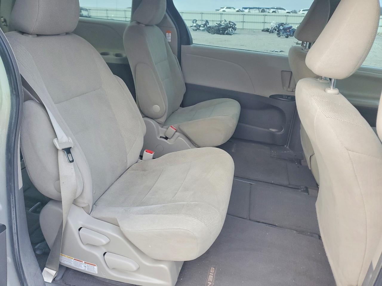 2015 TOYOTA SIENNA photo 21