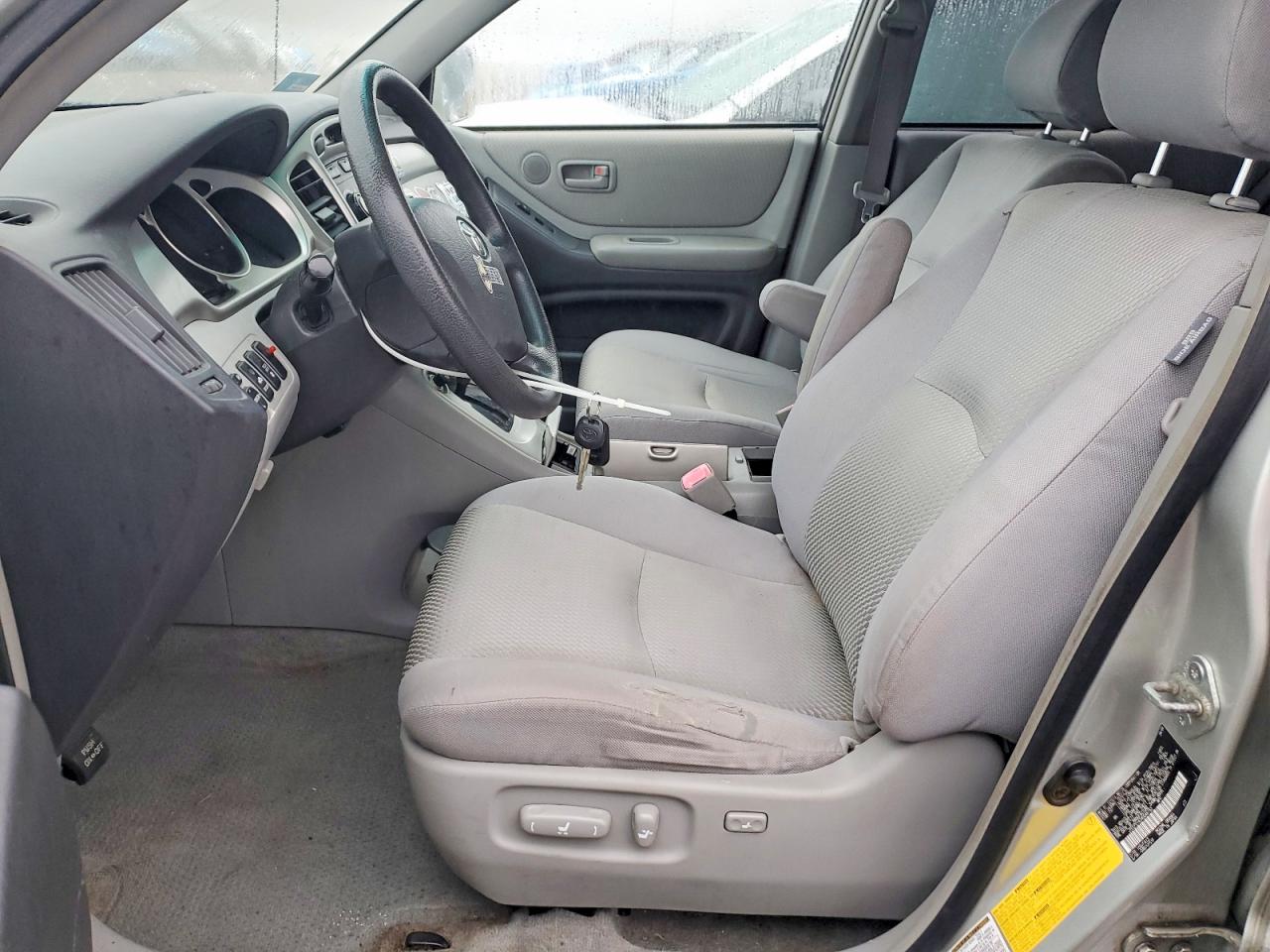 2004 TOYOTA HIGHLANDER photo 13