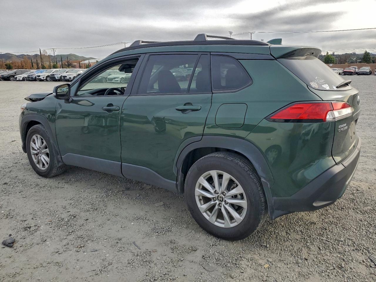 2023 TOYOTA COROLLA CROSS LE photo 3