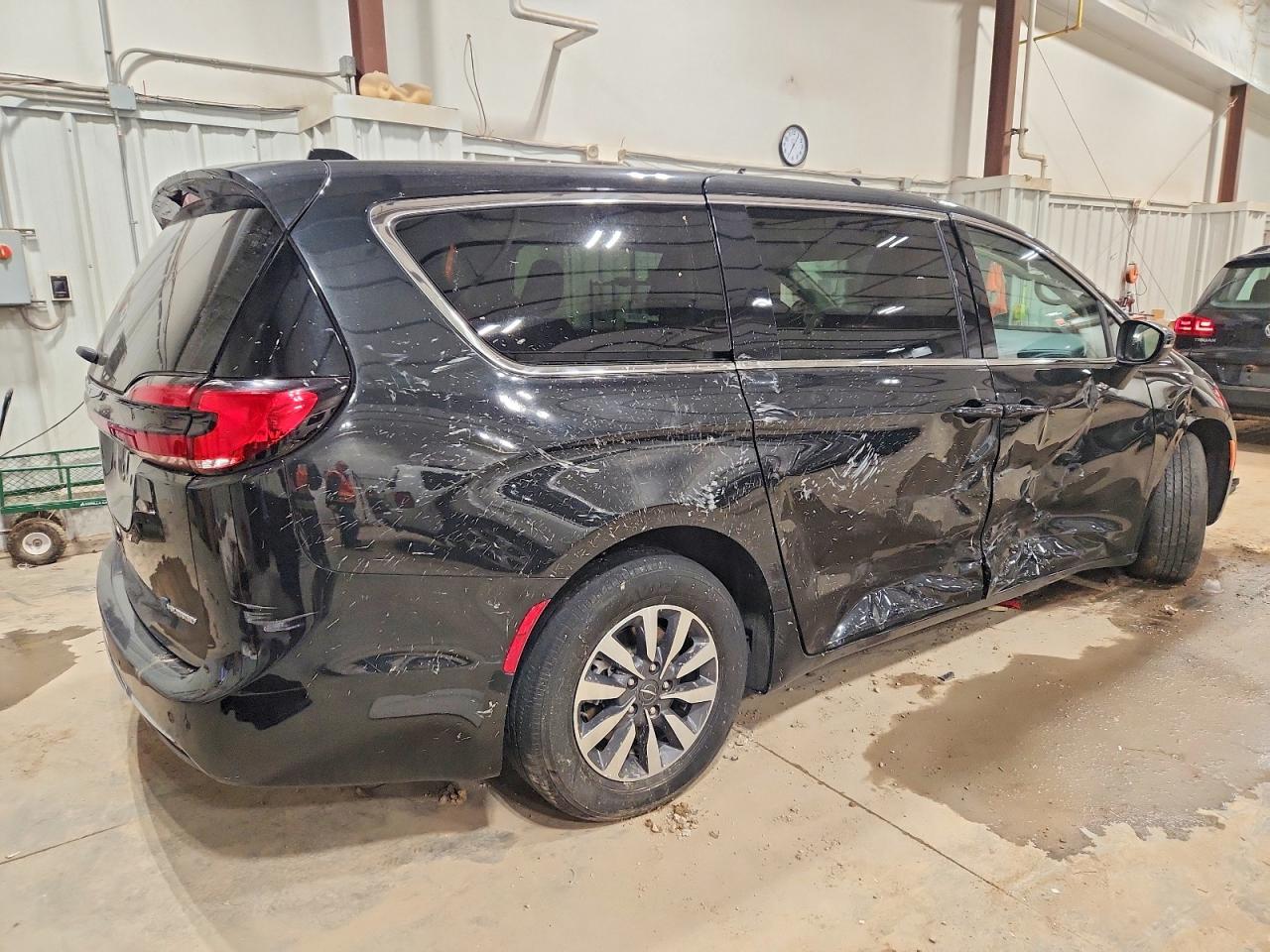 2023 CHRYSLER PACIFICA HYBRID TOURING L photo 5