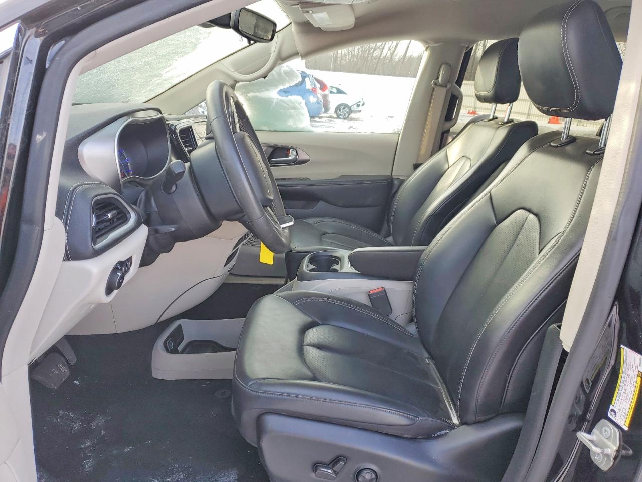 2023 CHRYSLER PACIFICA HYBRID TOURING L photo 13