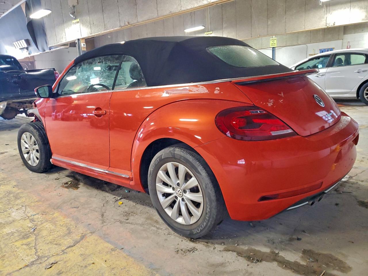 2019 VOLKSWAGEN BEETLE S photo 2
