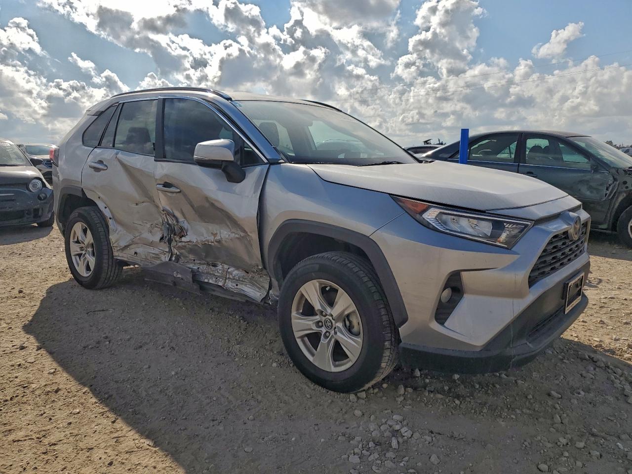 2021 TOYOTA RAV4 XLE photo 7