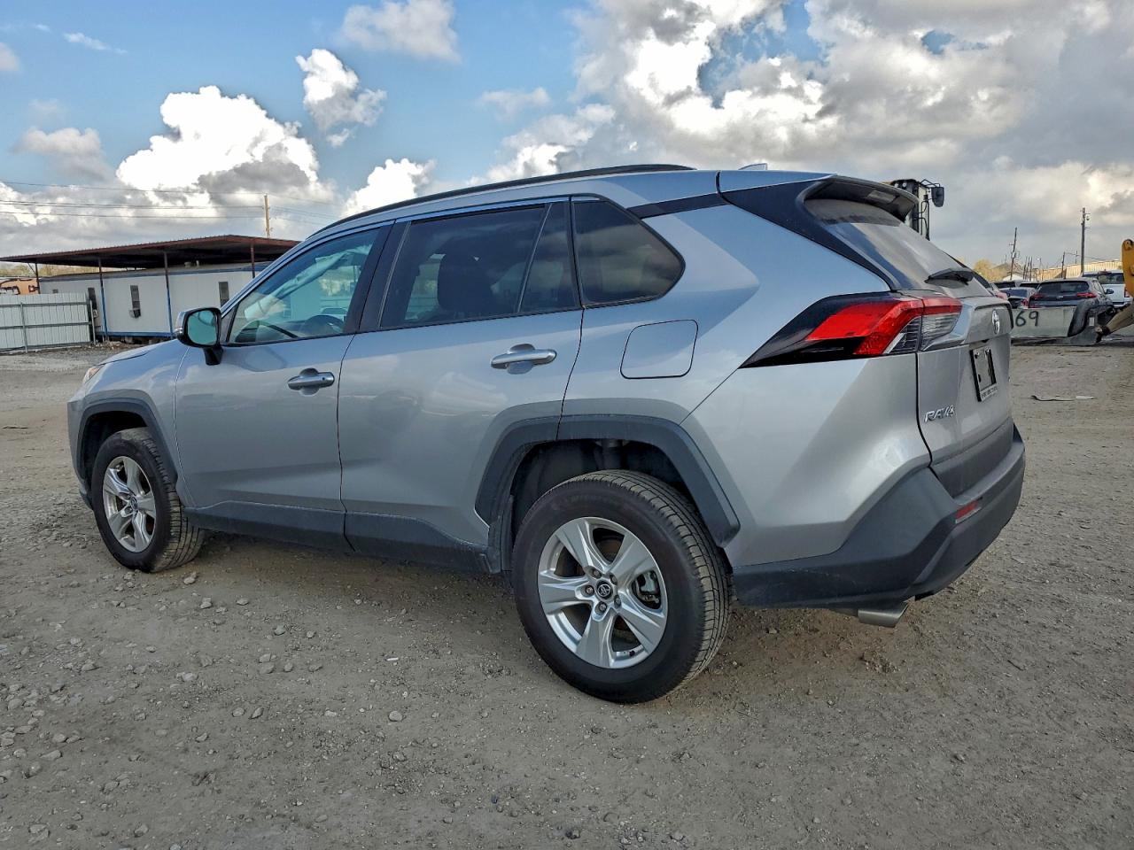 2021 TOYOTA RAV4 XLE photo 3