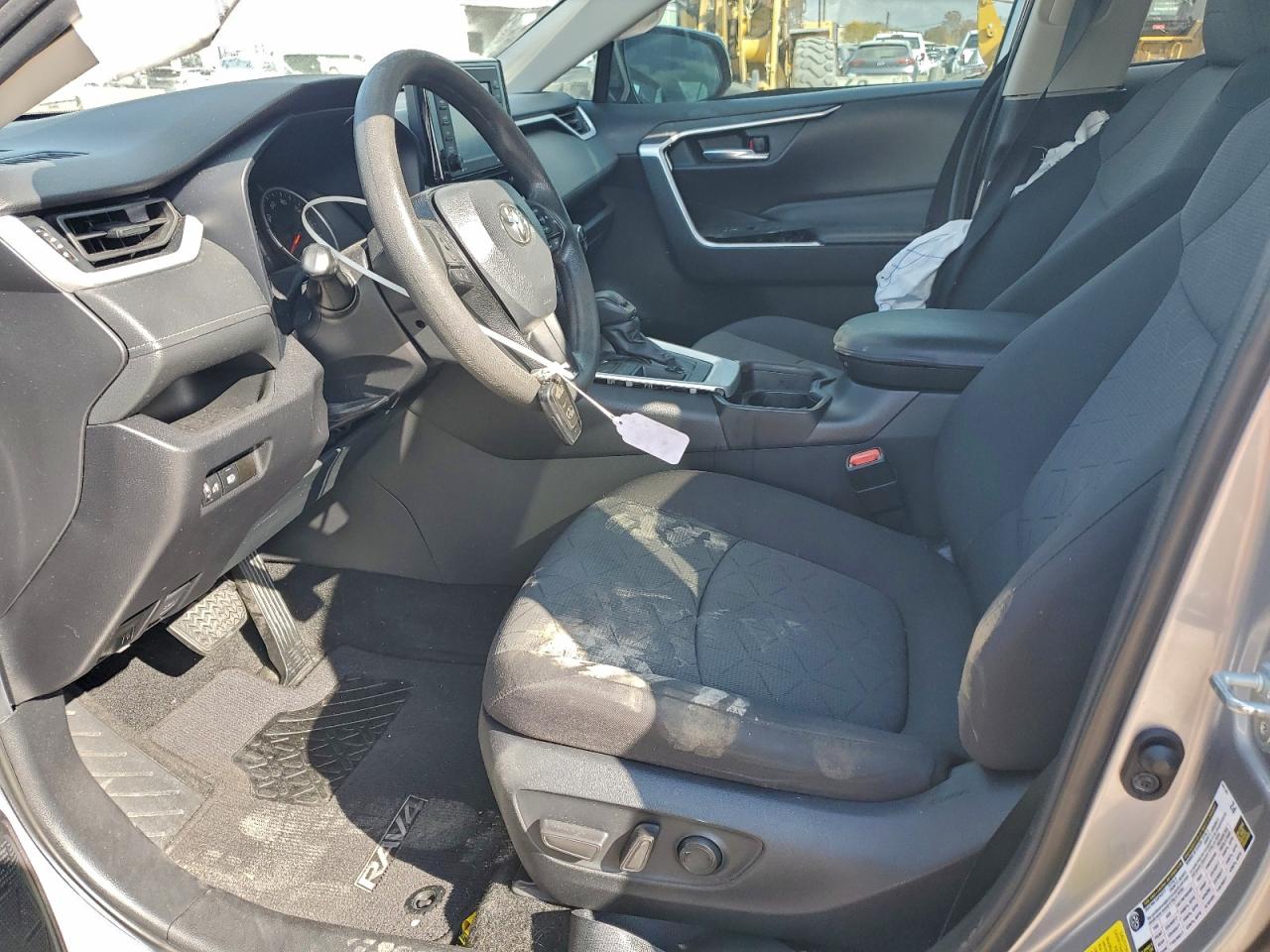 2021 TOYOTA RAV4 XLE photo 13