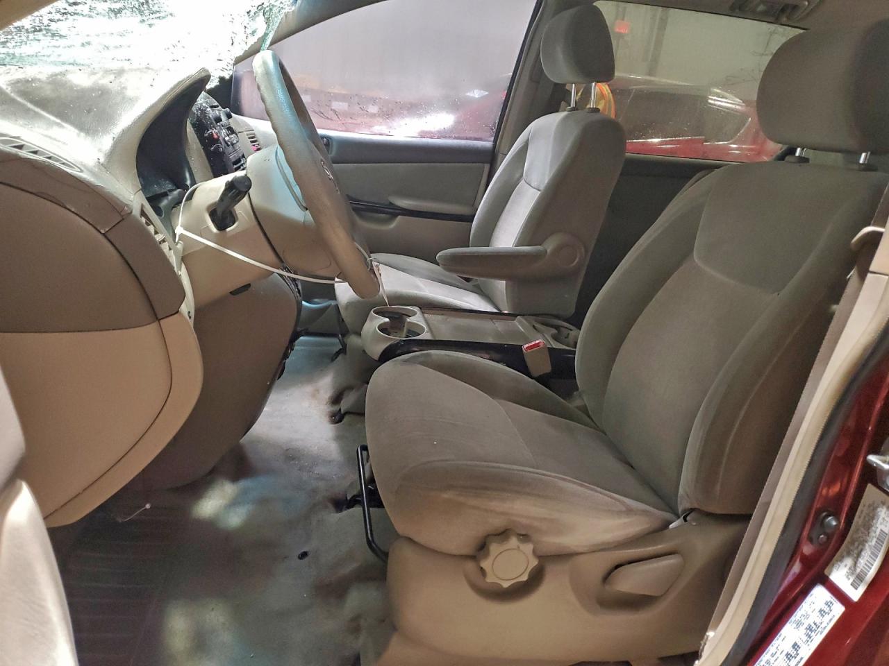 2004 TOYOTA SIENNA CE photo 19