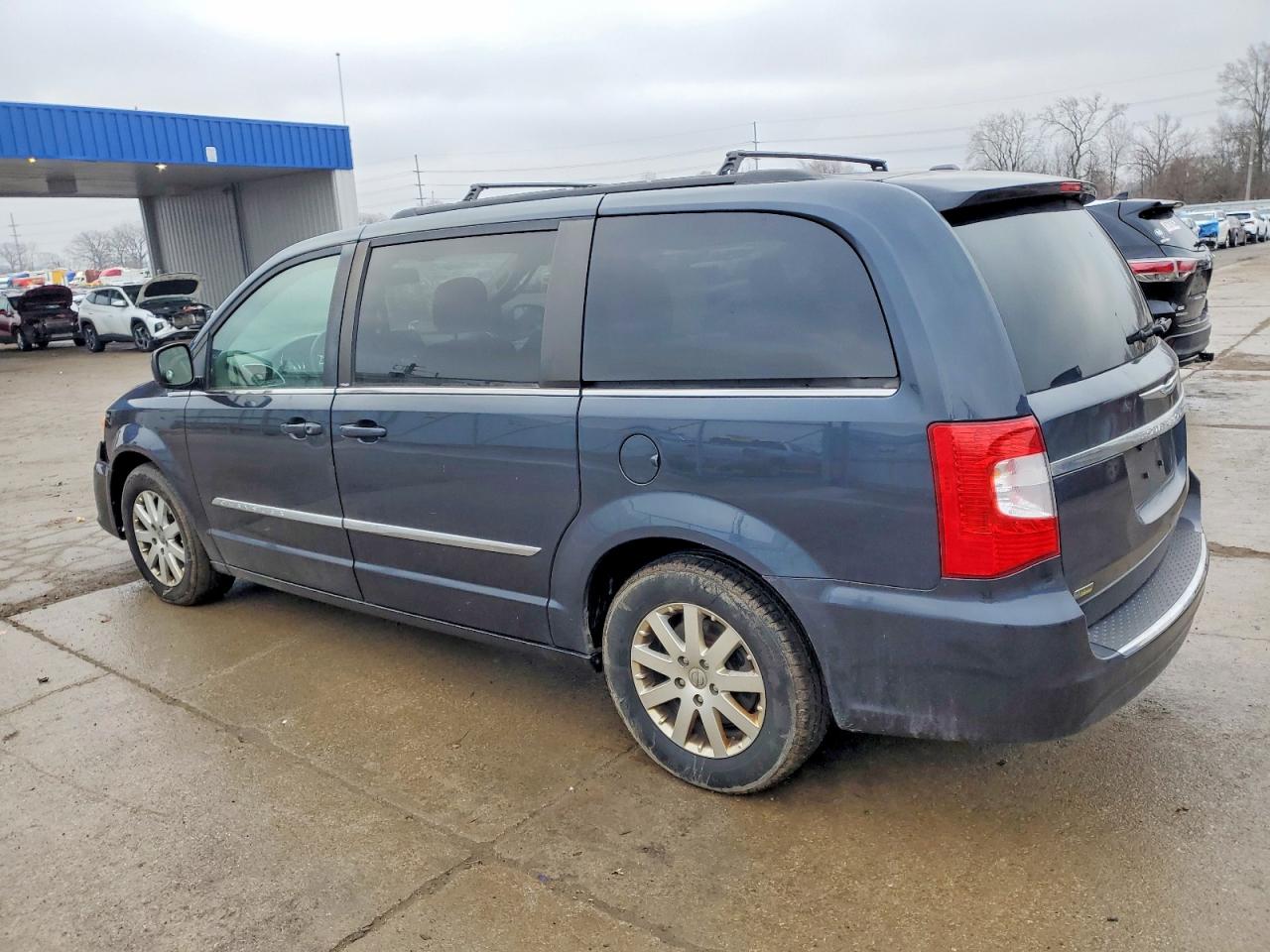 2013 CHRYSLER TOWN & COUNTRY TOURING photo 2
