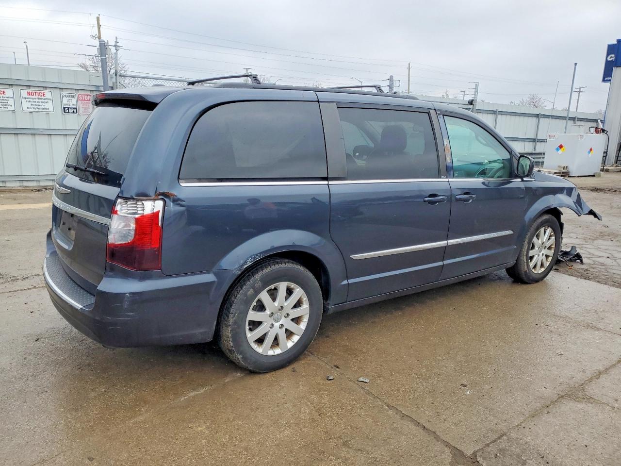 2013 CHRYSLER TOWN & COUNTRY TOURING photo 3