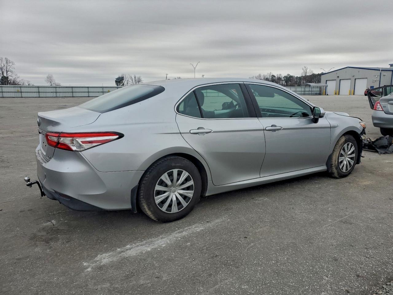 2018 TOYOTA CAMRY LE photo 3